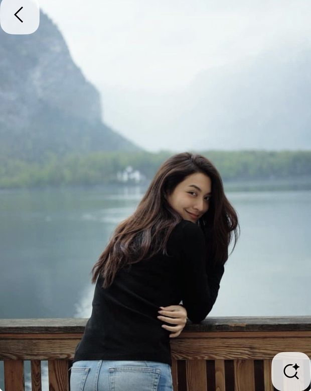 Mujer frente a un lago.